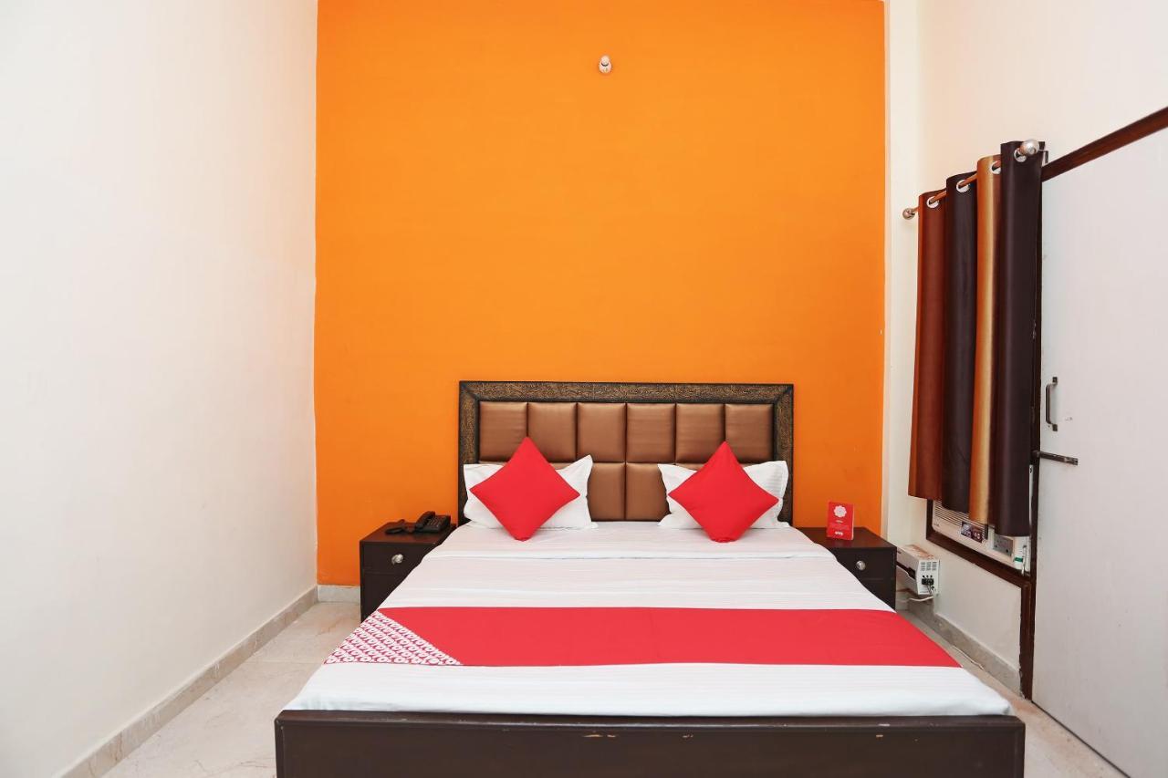 Oyo 29517 Hotel Barsana Palace Chhata Ngoại thất bức ảnh