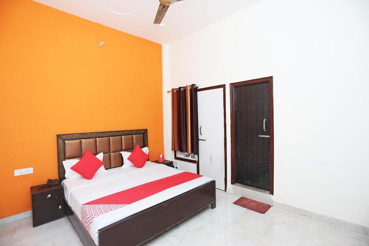 Oyo 29517 Hotel Barsana Palace Chhata Ngoại thất bức ảnh