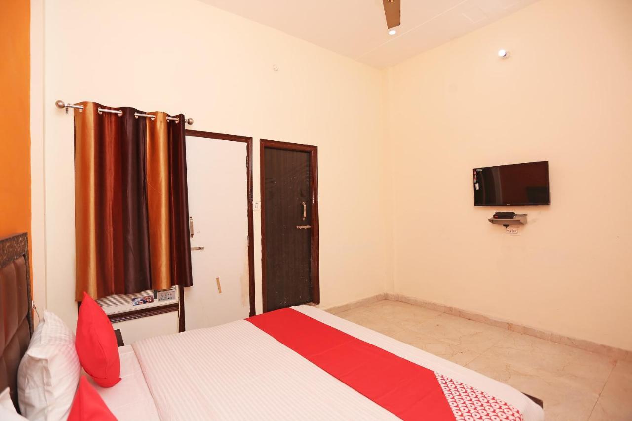 Oyo 29517 Hotel Barsana Palace Chhata Ngoại thất bức ảnh