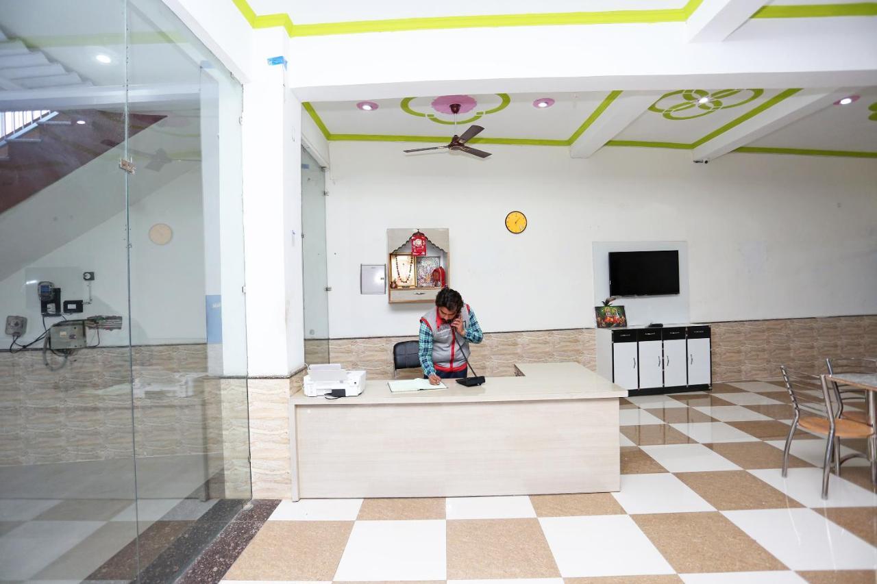 Oyo 29517 Hotel Barsana Palace Chhata Ngoại thất bức ảnh